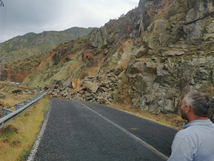 Oltu Artvin Yolu Heyelan Sonucu Kapandı