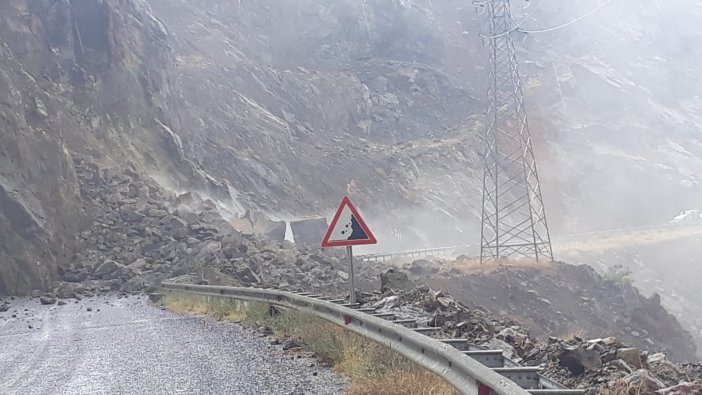 Oltu Artvin Yolu Heyelan Sonucu Kapandı