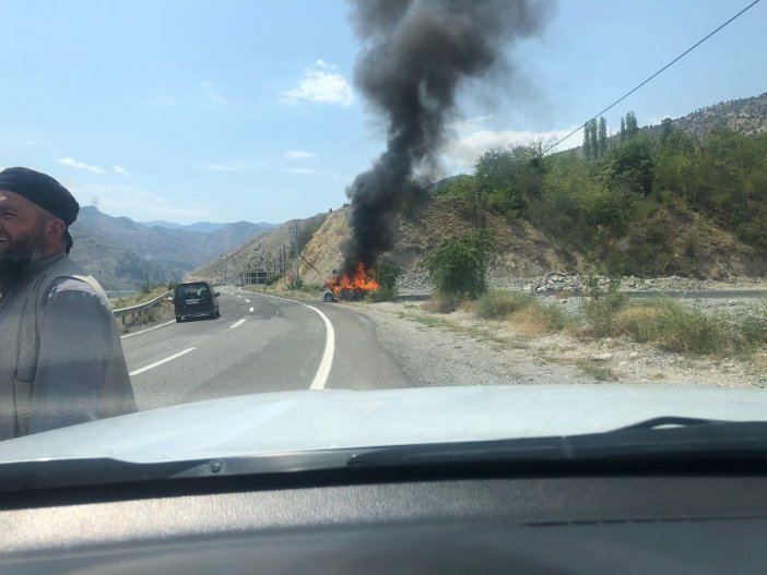 Kaza Sonrası Alev Topuna Dönen Otomobil Korku Dolu Anlar Yaşattı