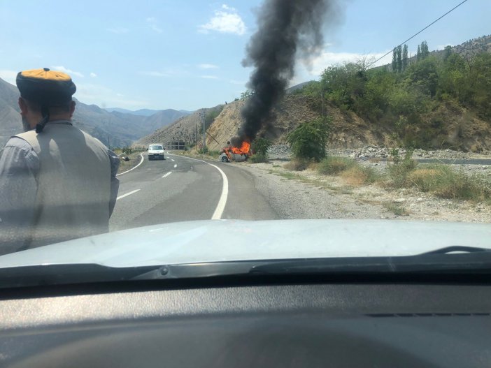 Kaza Sonrası Alev Topuna Dönen Otomobil Korku Dolu Anlar Yaşattı