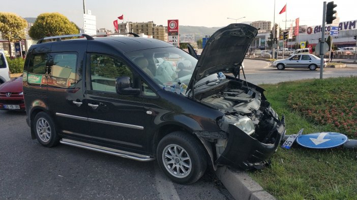 Hafif Ticari Araç Direğe Çarptı, 9 Yaşındaki Çocuk Yaralandı