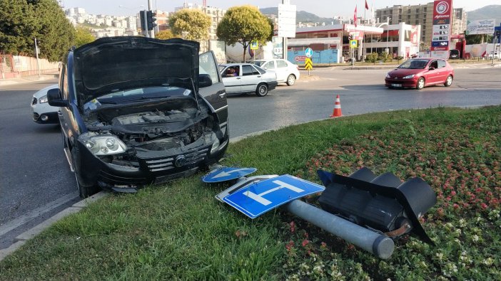 Hafif Ticari Araç Direğe Çarptı, 9 Yaşındaki Çocuk Yaralandı