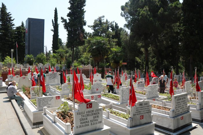 Arefe Günü Mezarlıklar Doldu Taştı