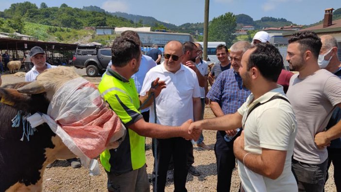 Başkan Tavlı, Kurban Pazarlığı Yaptı, Vatandaşların Bayramını Kutladı