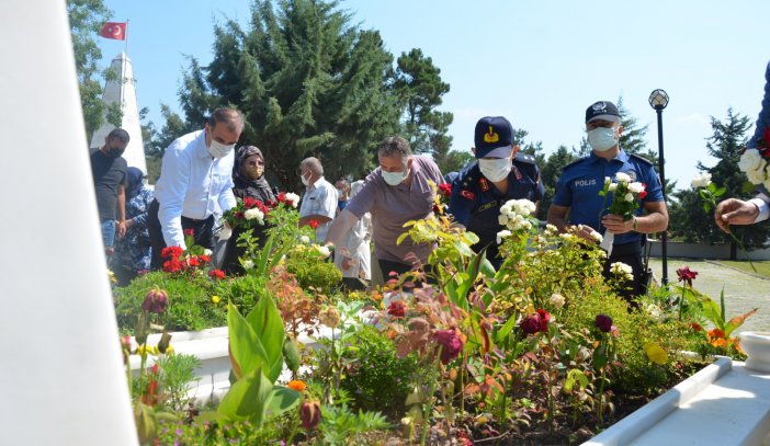 Bafra’da Arefe Gününde Şehitler Unutulmadı