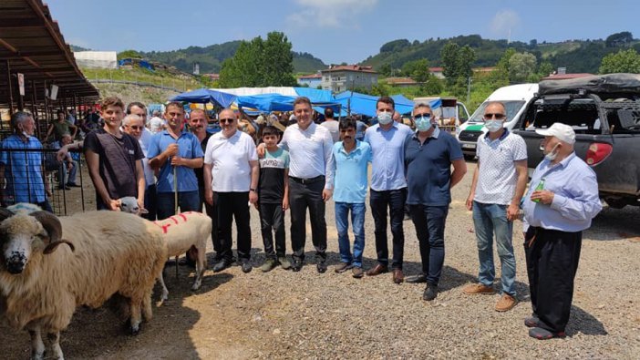 Başkan Tavlı, Kurban Pazarlığı Yaptı, Vatandaşların Bayramını Kutladı