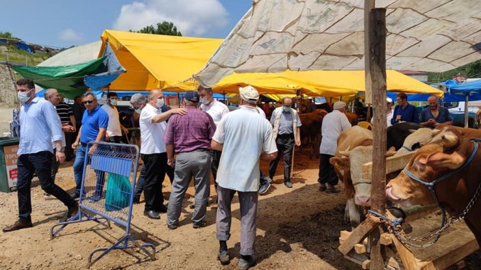 Başkan Tavlı, Kurban Pazarlığı Yaptı, Vatandaşların Bayramını Kutladı