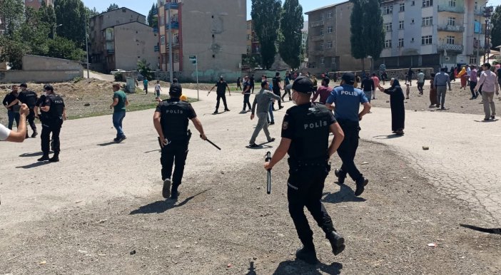 Yabancı Uyruklu Çocukların Taş Oyunu Bıçaklı, Taşlı Kavgaya Döndü: 2 Yaralı, 7 Gözaltı