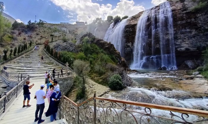 Yeniden Ziyarete Açılan Tortum Şelalesine Bayramda Ziyaretçi Akını