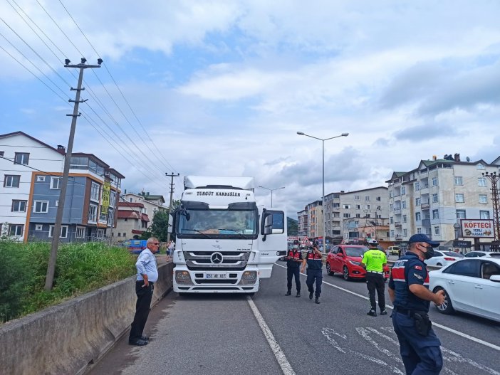 Tırın Altında Kalmaktan Babaları Kurtardı