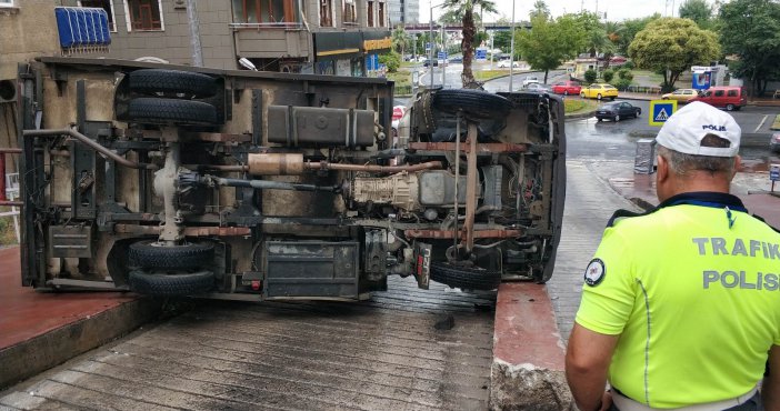 Samsun’da Kamyonet Devrildi: 1 Yaralı