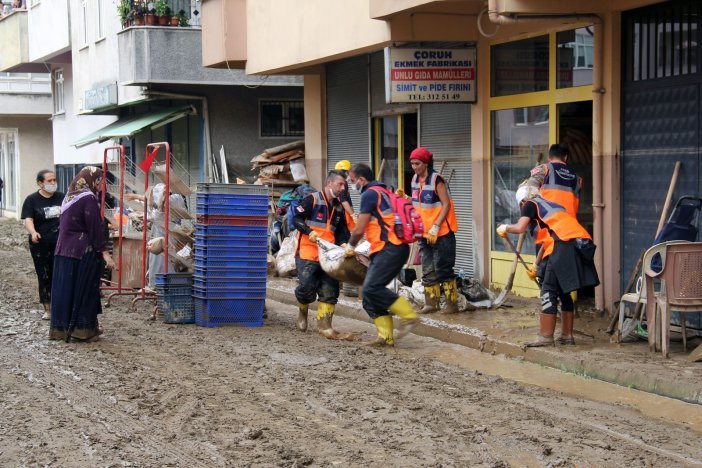 Arhavi’de Yaşanan Sel Afetinin Ardından Temizlik Çalışmaları Devam Ediyor