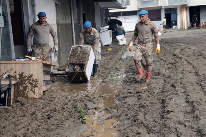 Arhavi’de Yaşanan Sel Afetinin Ardından Temizlik Çalışmaları Devam Ediyor