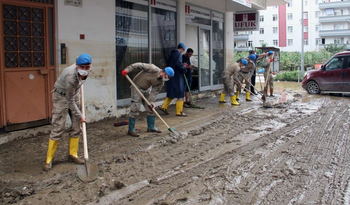 Arhavi’de Yaşanan Sel Afetinin Ardından Temizlik Çalışmaları Devam Ediyor