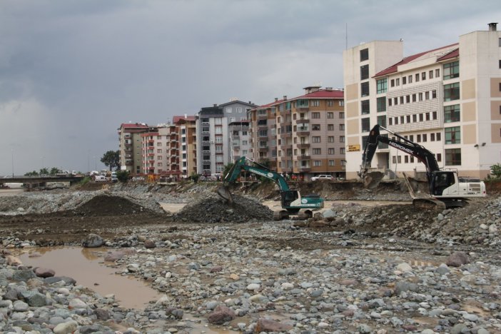 Arhavi İlçe Merkezinin Tekrar Göle Dönmemesi İçin Kapisre Deresi’nde Tahkimat Çalışması Yapılıyor