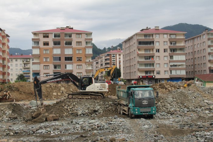 Arhavi İlçe Merkezinin Tekrar Göle Dönmemesi İçin Kapisre Deresi’nde Tahkimat Çalışması Yapılıyor