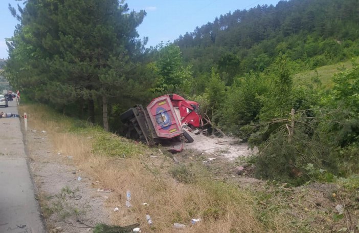 Samsun’da Kum Yüklü Tır Şarampole Devrildi: 1 Aralı