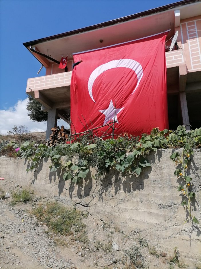 Samsunlu Şehidin Evi Türk Bayrakları İle Donatıldı