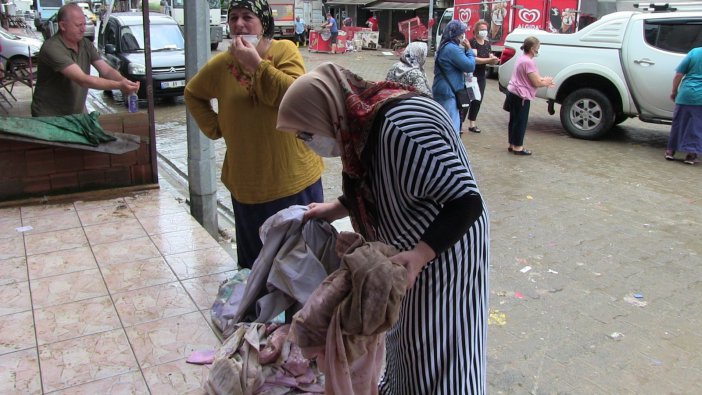 Selde Ürünleri Zarar Gören İşletme Sahibi Ev Tekstil Ürünlerini Yarı Fiyatına Satışa Çıkardı, İzdiham Yaşandı