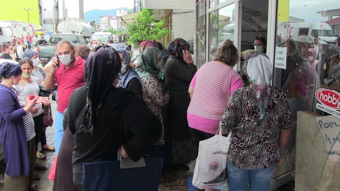 Selde Ürünleri Zarar Gören İşletme Sahibi Ev Tekstil Ürünlerini Yarı Fiyatına Satışa Çıkardı, İzdiham Yaşandı