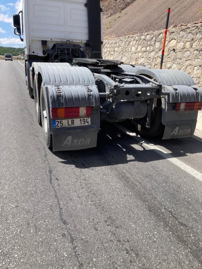 Seyir Halindeki Tırın Çekicisi Bir Anda Alev Aldı