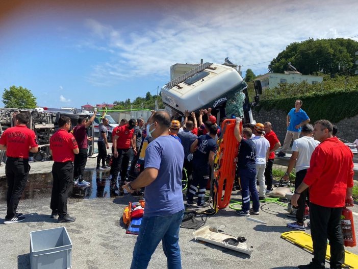 Artvin’deki Sel Bölgesinden Görevden Dönüyorlardı, Kazayı Görünce Yardıma Koştular