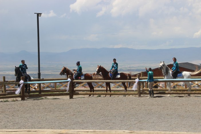 Demet Hanımın At Çiftliği Binicilik Ve İhtisas Kulübü Açıldı