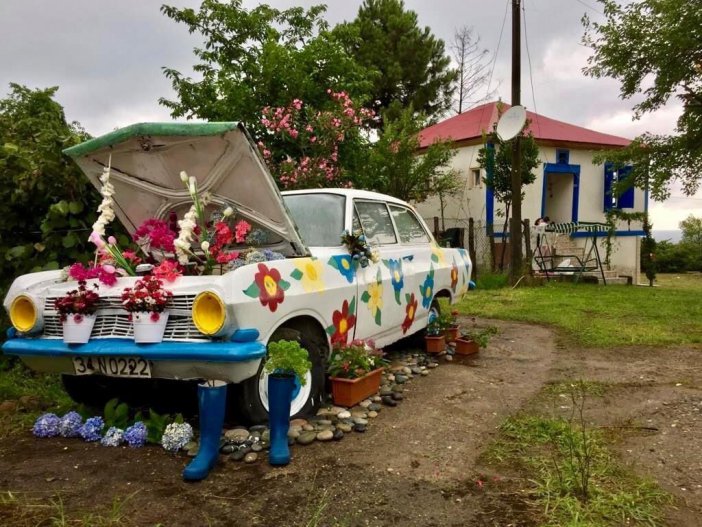 1964 Model Otomobil Çiçekleri Ve Renkli Boyasıyla İlgi Odağı Oldu