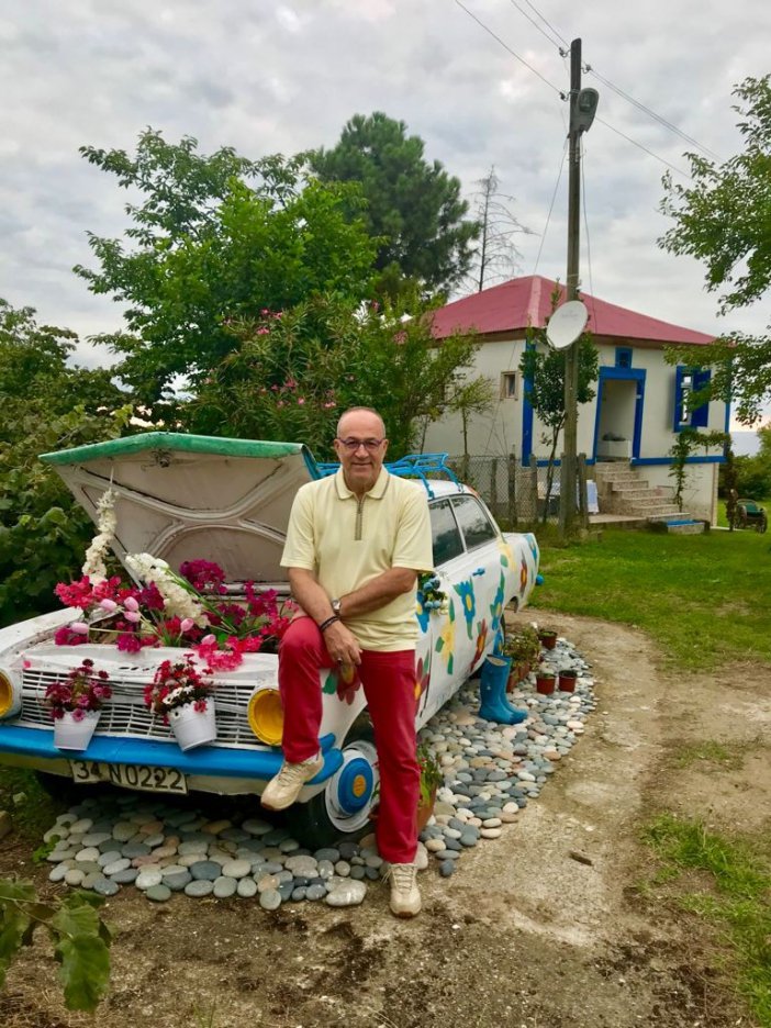 1964 Model Otomobil Çiçekleri Ve Renkli Boyasıyla İlgi Odağı Oldu