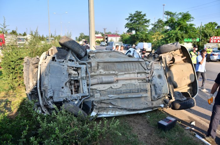 Yolcu Otobüsü İle Otomobil Çarpıştı: 1 Ölü, 2 Yaralı