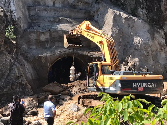 Erzurum’da Sel Yıktı Geçti, Tünelde Kaybolan İşçiyi Arama Çalışmaları Devam Ediyor