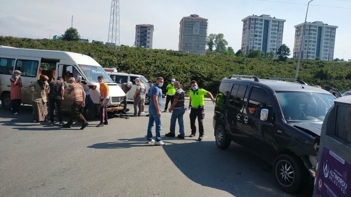 Fındık İşçilerini Taşıyan Minibüs Kaza Yaptı: 2 Yaralı