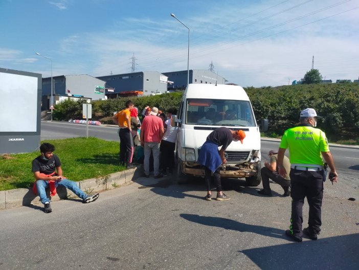 Fındık İşçilerini Taşıyan Minibüs Kaza Yaptı: 2 Yaralı