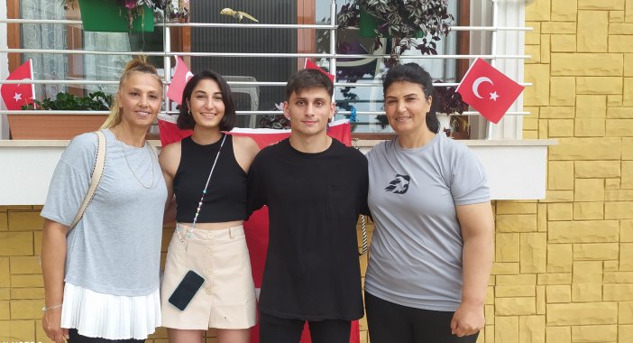 Annesi Ve İkiz Kardeşi Busenaz’ın Olimpiyat Şampiyonluğuna Giden Yolda Verdiği Mücadeleyi Anlattı