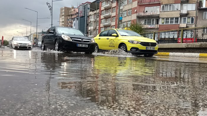 Erzurum’da Sağanak Yağış Sonrası Cadde Ve Sokaklar Göle Döndü