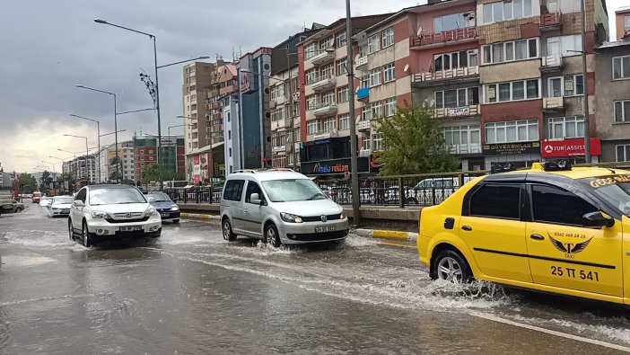 Erzurum’da Sağanak Yağış Sonrası Cadde Ve Sokaklar Göle Döndü