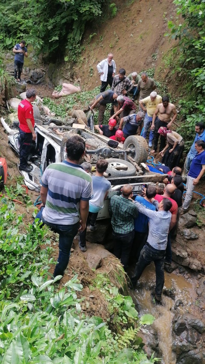 Rize’de Çay Yüklü Kamyonet Dereye Yuvarlandı: 5 Yaralı