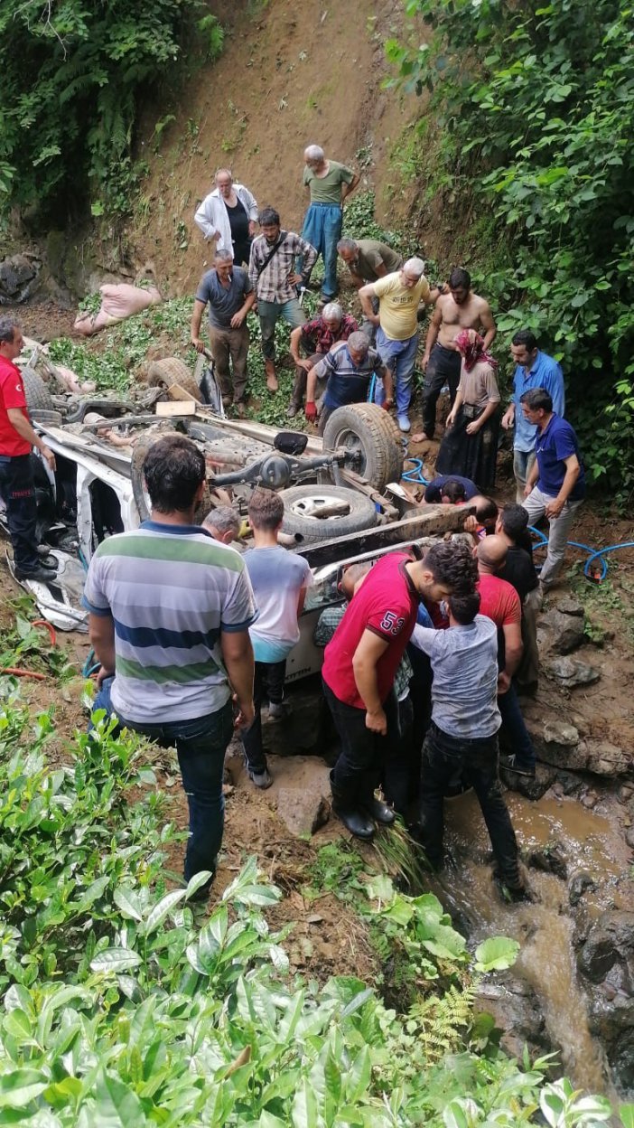 Rize’de Çay Yüklü Kamyonet Dereye Yuvarlandı: 5 Yaralı