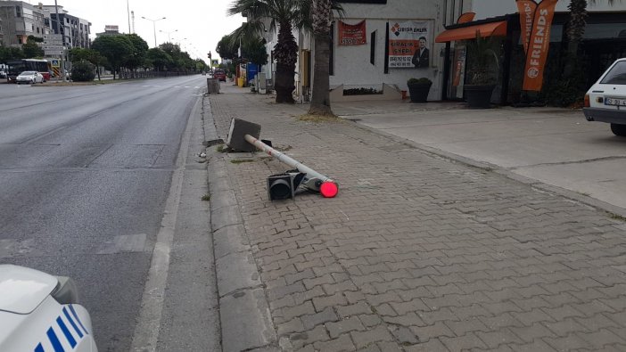 Devrilen Sinyalizasyon Lambası Tehlike Saçıyor