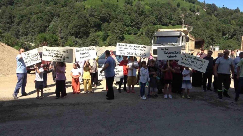 Rizeli vatandaşlar pankart açtı , Köy Halkı canından bezdi